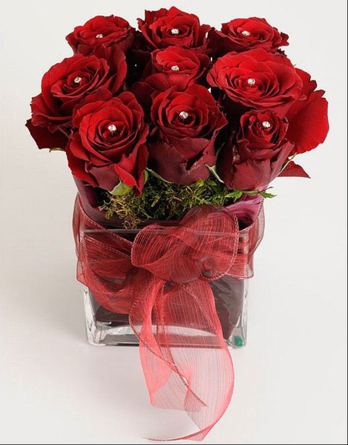 Virágposta - Csillogó kristályokkal vörösrózsa üvegkockában